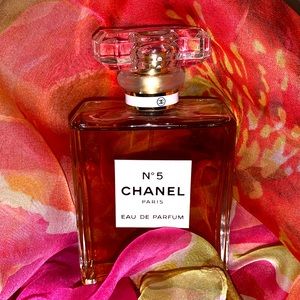 Chanel N°5 doesn’t have a top.